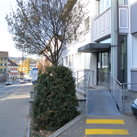 Praxiseingang mit Rollstuhlrampe